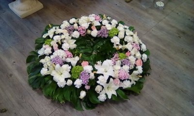 Corona colores claros con cinta