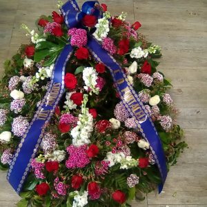 Corona de flores con cinta.