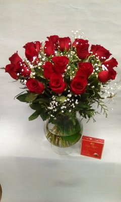 Ramo de 24 rosas rojas,blancas o rosas, con bombones y jarron.