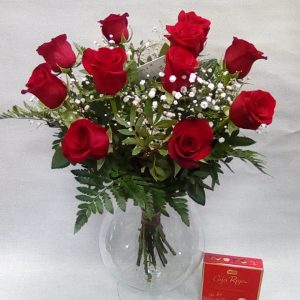 Ramo de 12 rosas rojas con jarron de cristal y bombones