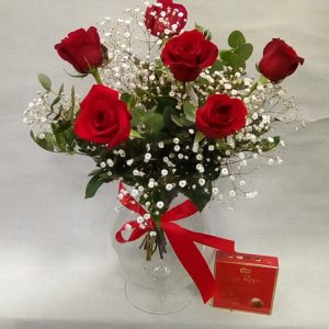 6 rosas rojas,blancas o rosas con jarron y bombones