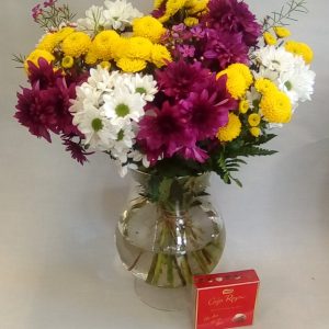 Ramo de margaritas de colores con jarron.