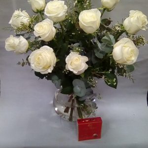 Ramo de 12 rosas blancas con jarron y bombones.