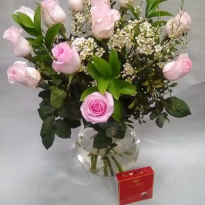 Ramo de 12 rosas rosas con jarron y bombones.