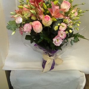 Ramo en colores claros de rosas,lilium y lisiantus