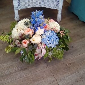 Cajad de madera blanca,azul, rosa.