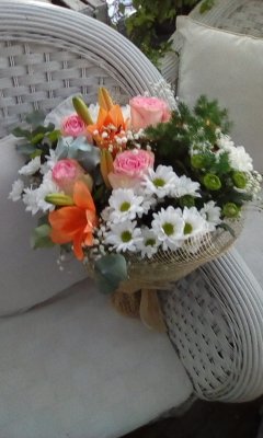 Ramo de margaritas rosas y lilium.